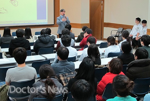 거리 나선 노환규 회장, '원격의료 중단하라!'