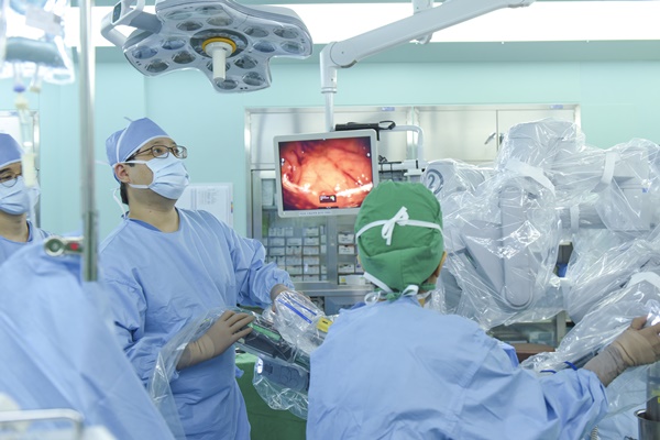 양재도 교수팀이 로봇 수술기 '다빈치Si'로 비장 보존 췌미부 절제술을 하고 있다.