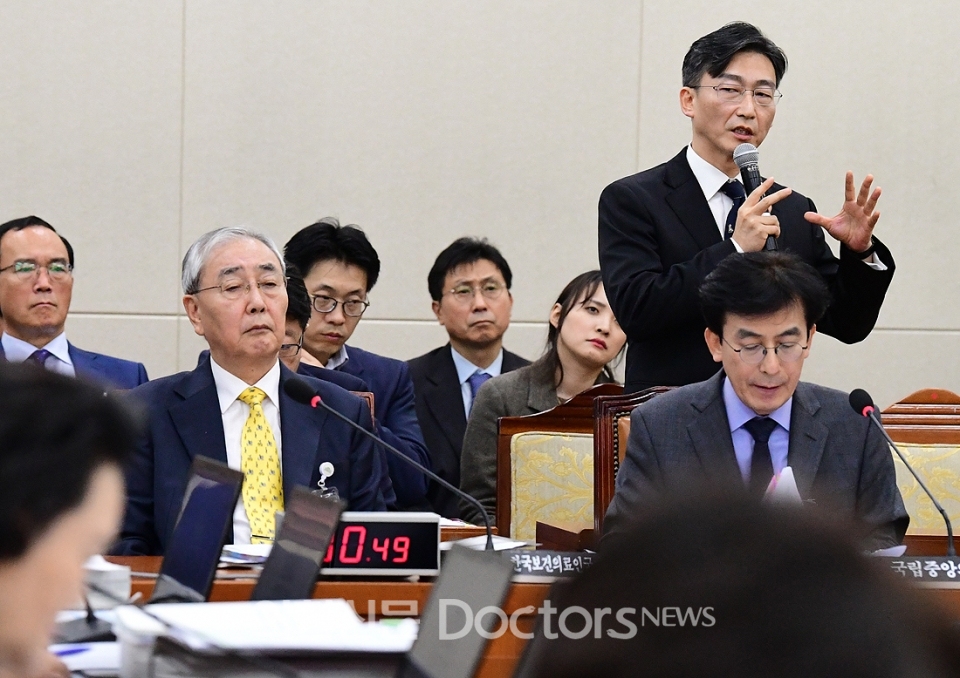 국감장 온 이국종 교수, 한국의 의료 현실은?