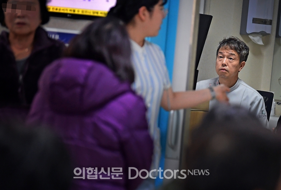 <span class='label radius small' style='background-color:#f44336'>Medical Photo Story</span> 어둠을 걷어 빛으로 이끌다