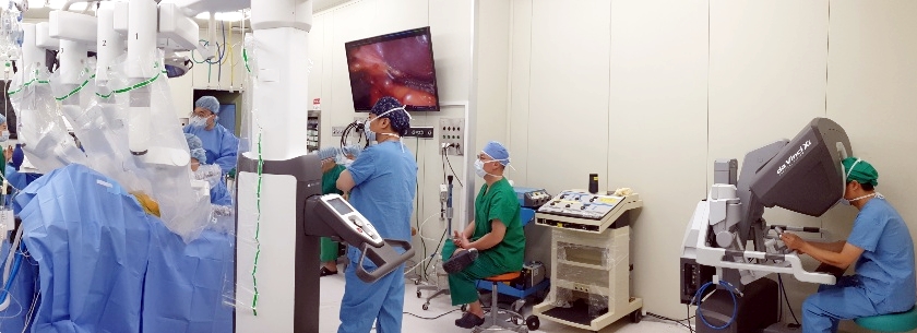 동아대병원 김관우 교수팀(간이식 및 간담췌 외과팀)이 로봇수술 장비를 이용, 최소침습 수술을 진행하고 있다.