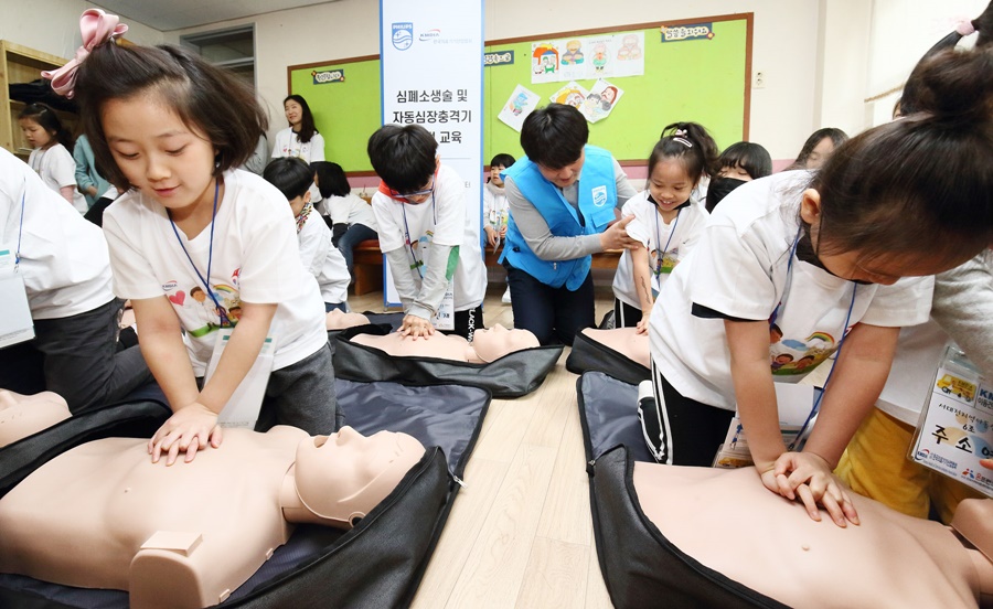 필립스코리아는 20일 대전 서구 남부지역아동센터를 이용하는 어린이 60명을 대상으로 심폐소생술 및 <span class='searchWord'>AED</span> 교육을 실시했다.