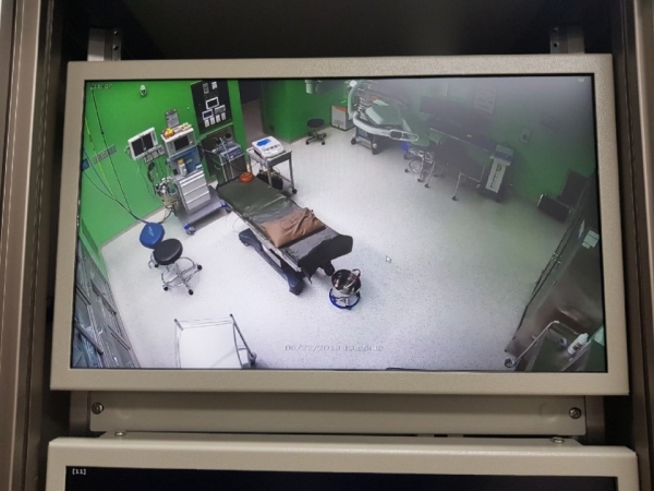 경기도의 한 의료원이 운영하는 수술실 <span class='searchWord'>CCTV</span> 촬영시스템. 보안팀이 실시간으로 수술실 영상을 볼 수 있다.