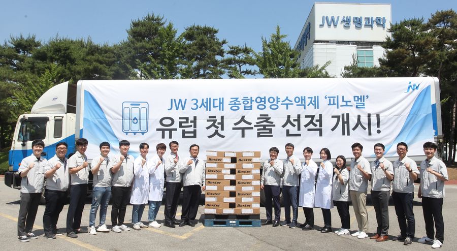 JW생명과학은 11일 유럽시장에 선보일 3체임버 종합영양수액제 피노멜(FINOMEL·국내 제품명 위너프)에 대한 품질 검증 과정을 마치고 본격 출하를 시작했다고 밝혔다.