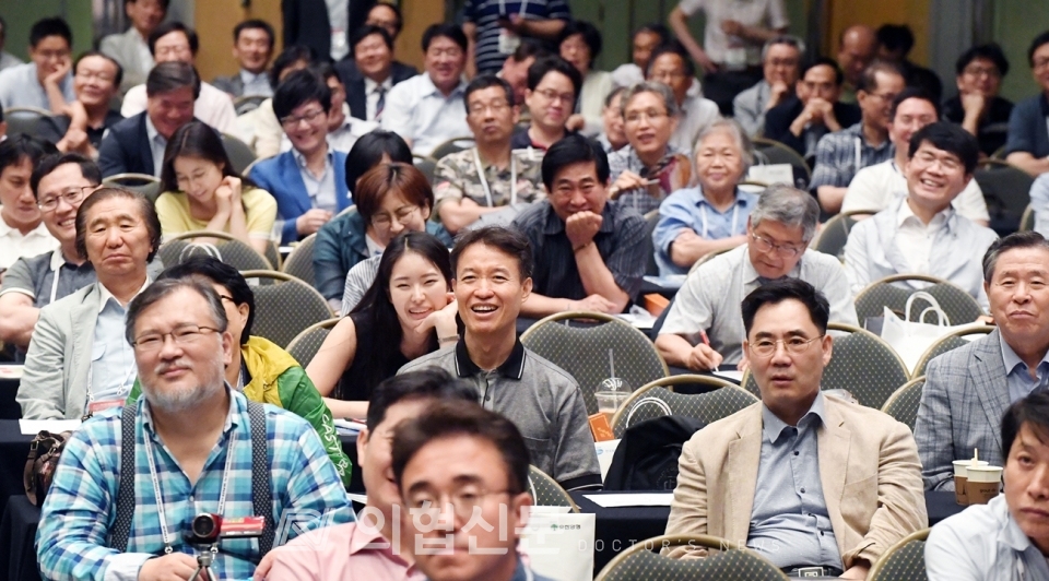 2017년 개최된 제35차 대한의사협회 종합학술대회 전경. 대회에 참석한 회원들이 의학교육 강의에 푹 빠져있다. ⓒ의협신문 김선경