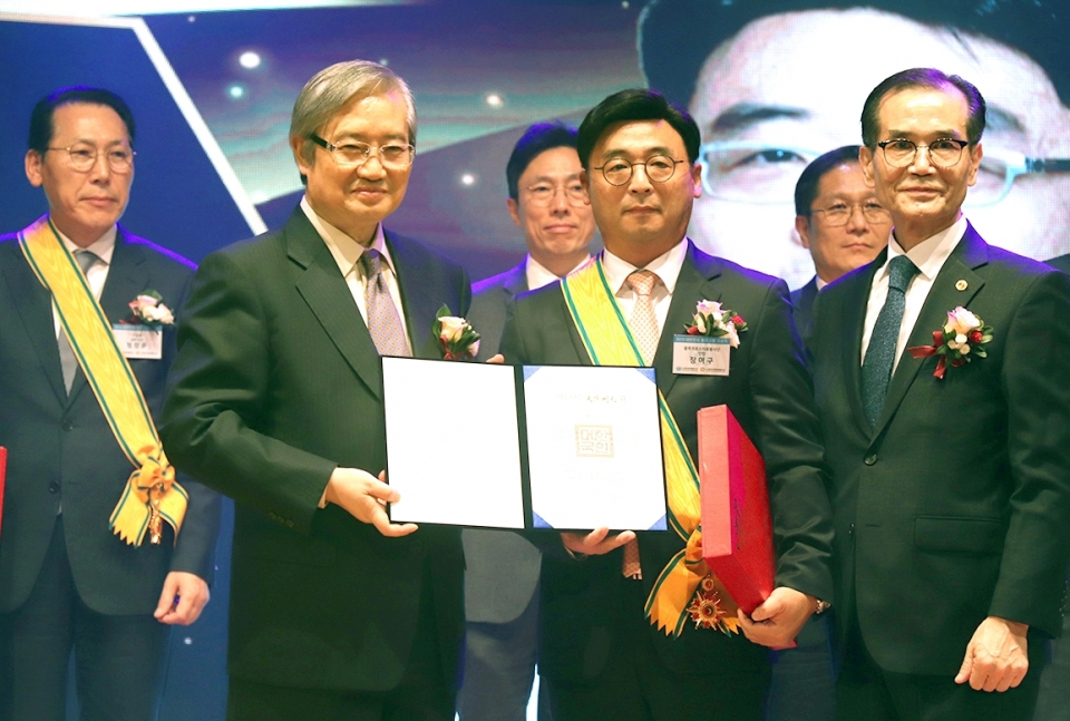 장여구 인제의대 교수(왼쪽에서 세 번째)는 11월 5일 KBS 아트홀에서 열린 제11회 2019 대한민국 봉사 대상 시상식에서 '아름다운 대한국인상'과 '대한민국 봉사 대상-보건복지위원회 위원장상'을 수상했다.