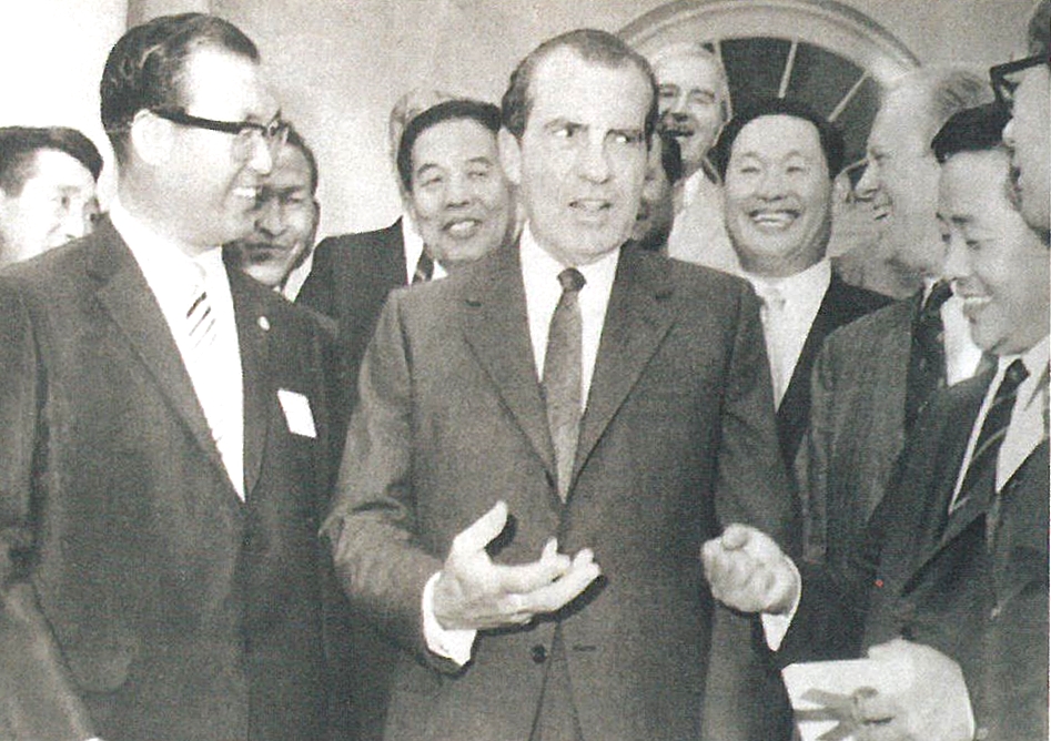 1969년 7월 미국 하원의장의 초청으로 미국을 방문한 의원대표단이 백악관에서 닉슨 대통령과 만났다. 이 자리에는 포드 부통령과 김영삼 의원이 함께 했다(사진=문태준 명예회장 회고록 '모든 사람에게 건강을', 사단법인 샘터사)
