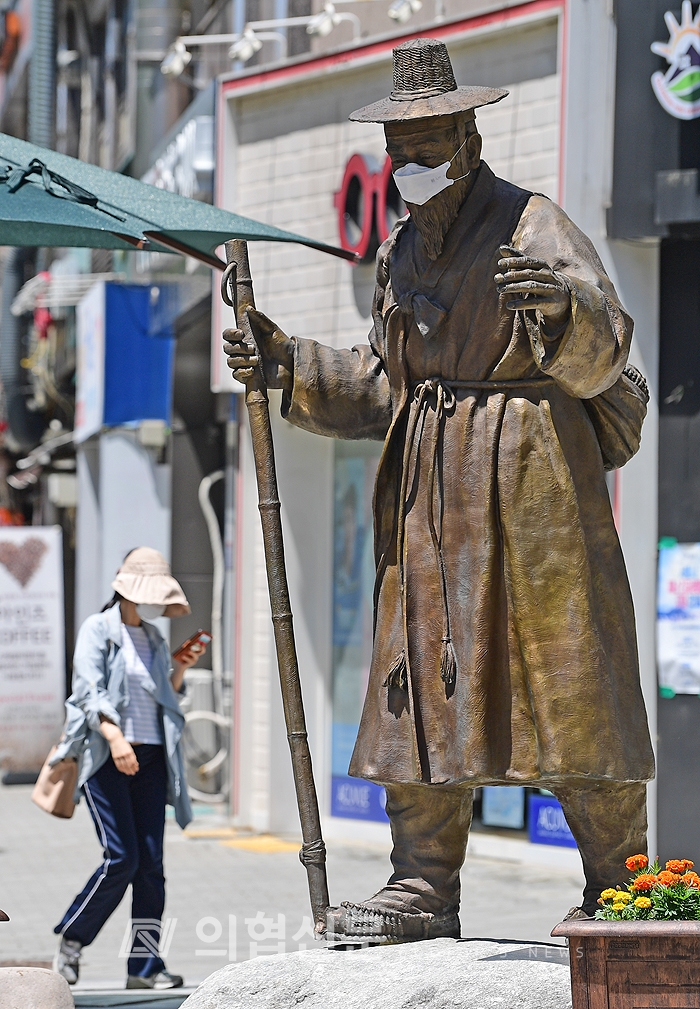 <span class='label radius small' style='background-color:#5487ab'>포토뉴스</span> 사람도 동상도...마스크 착용은 일상