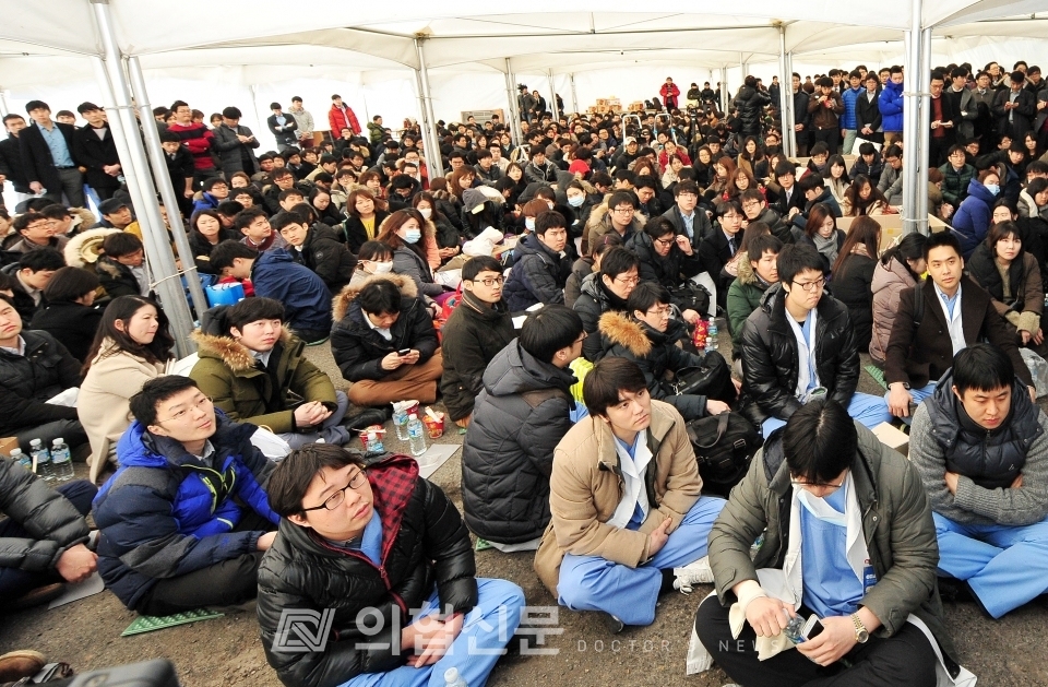 2014년 3월 10일 이촌동 의협 회관에서 천막 농성을 벌이고 있는 전공의들. ⓒ의협신문 김선경