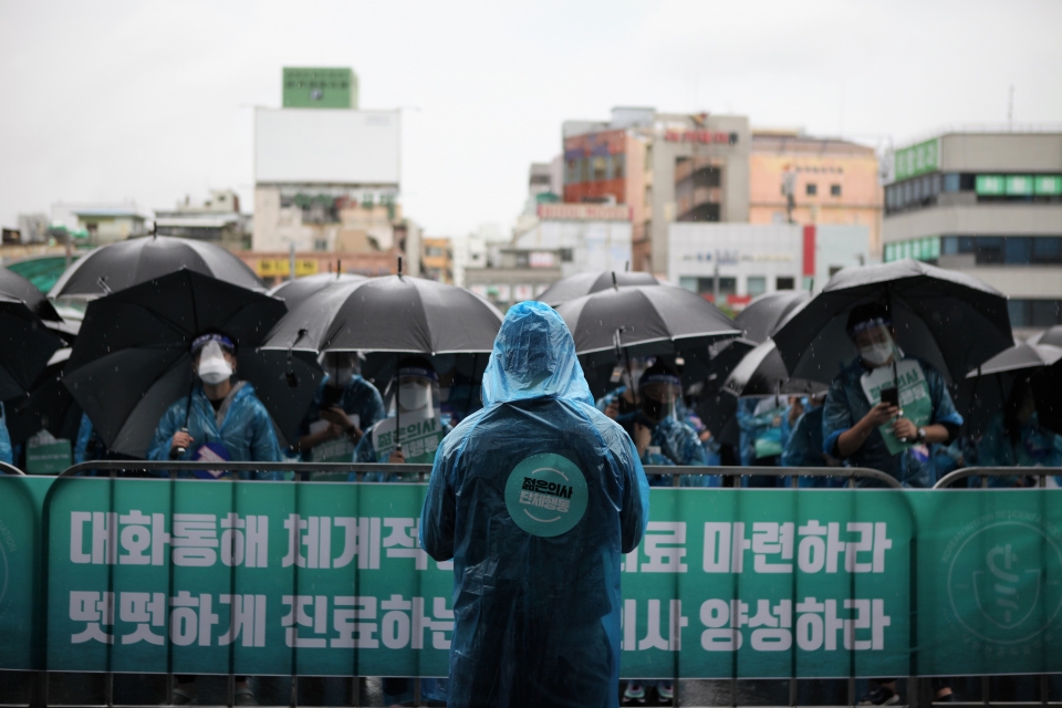 7일 대전·충청지역(대전역 서광장) 전공의 632명이 폭우 속에 단체행동을 이어가고 있다. ⓒ의협신문