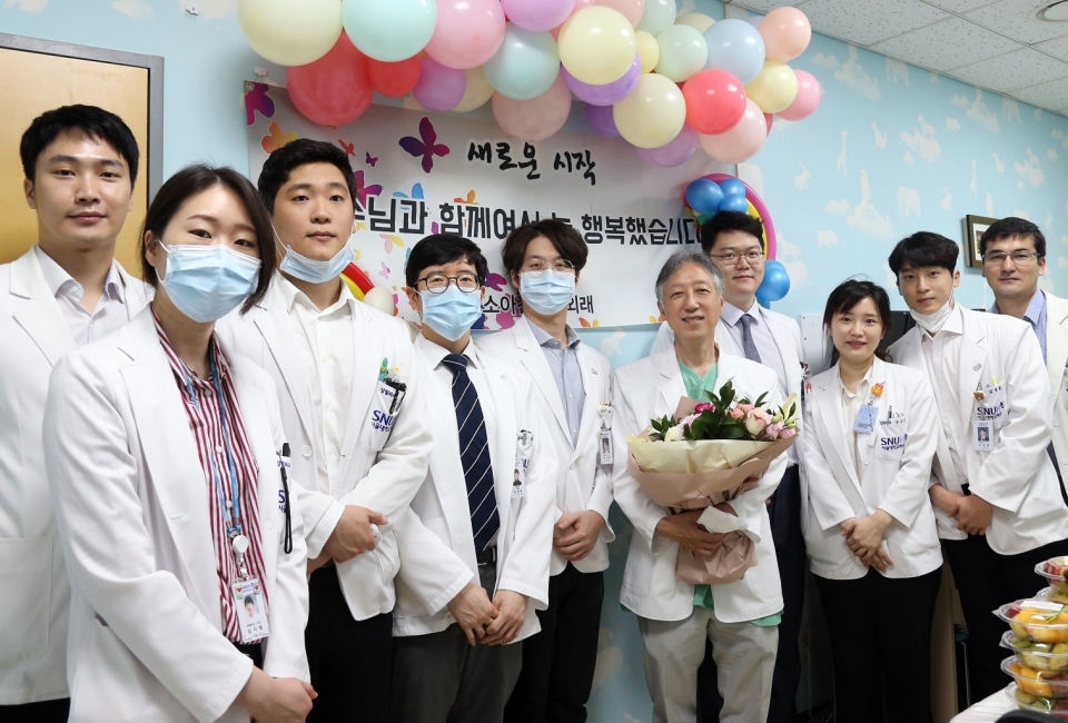 정년을 맞는 김석화 교수의 마지막 외래진료를 축하하기 위해 자리를 함께한 서울대어린이병원 소아성형외과 의료진들. ⓒ의협신문