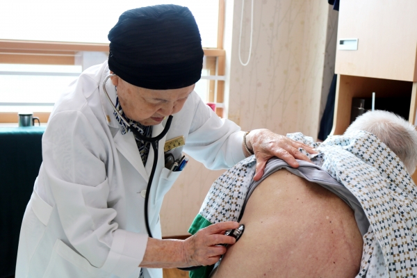 94세 나이도 아랑곳 않고 환자를 진료하고 있는 한원주 회원. [사진 제공=매그너스요양병원]