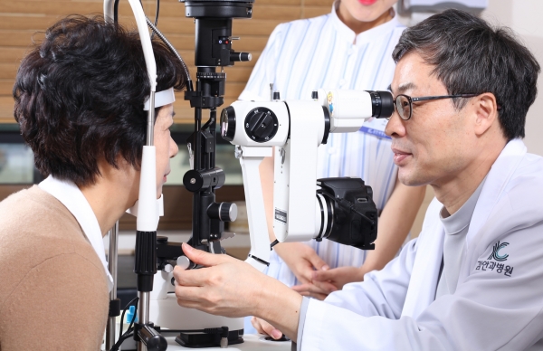 장재우 병원장(김안과병원)이 세극등현미경으로 환자의 눈 상태를 살펴보고 있다 [사진=김안과병원]