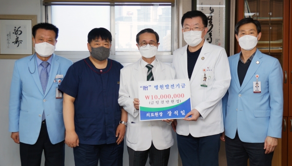 장석일 성애병원 의료원장(왼쪽에서 세 번째)이 14일 김석호 성애의료재단 이사장(왼쪽에서 네 번째)에게 1000만원의 기탁했다. ⓒ의협신문