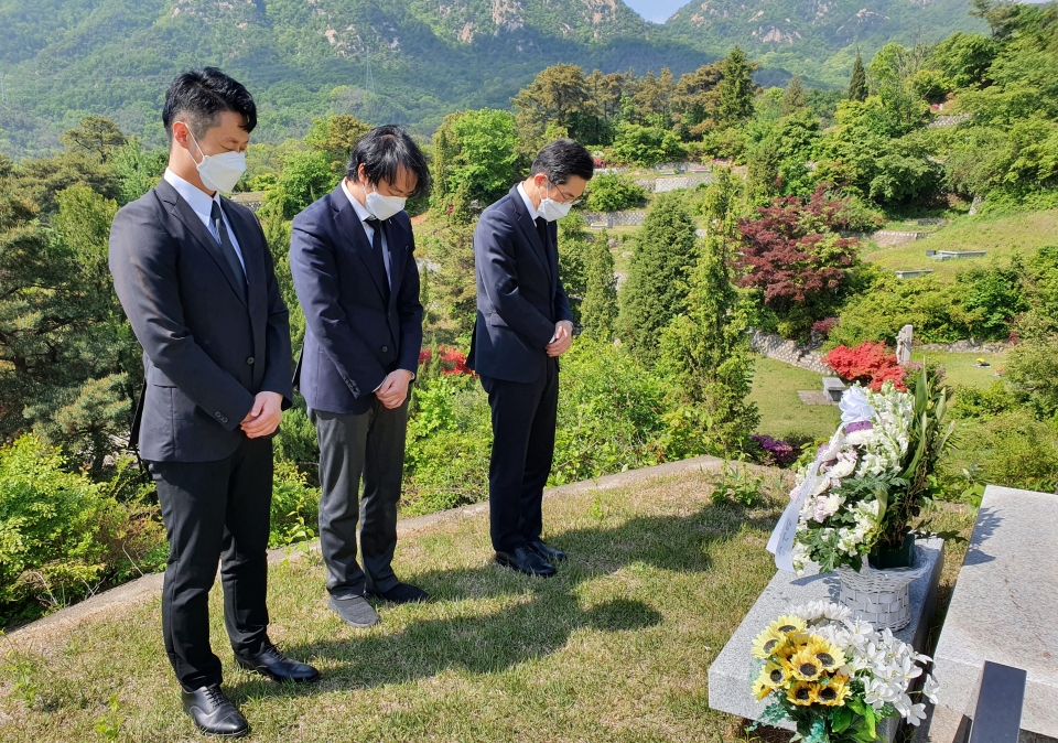 이필수 의협회장(오른쪽)은 5일 경기도 양주시에 위치한 故 김일호 제15기 대한전공의협의회장의 묘소를 찾아 참배했다.
