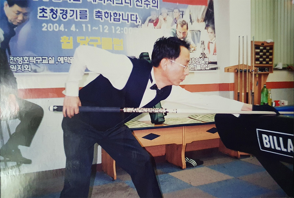 2004년 춘천에서 열린 세미 세이기너 선수 초청 당구대회에서 강석태 원장이 경기를 하고 있다. <br>ⓒ의협신문