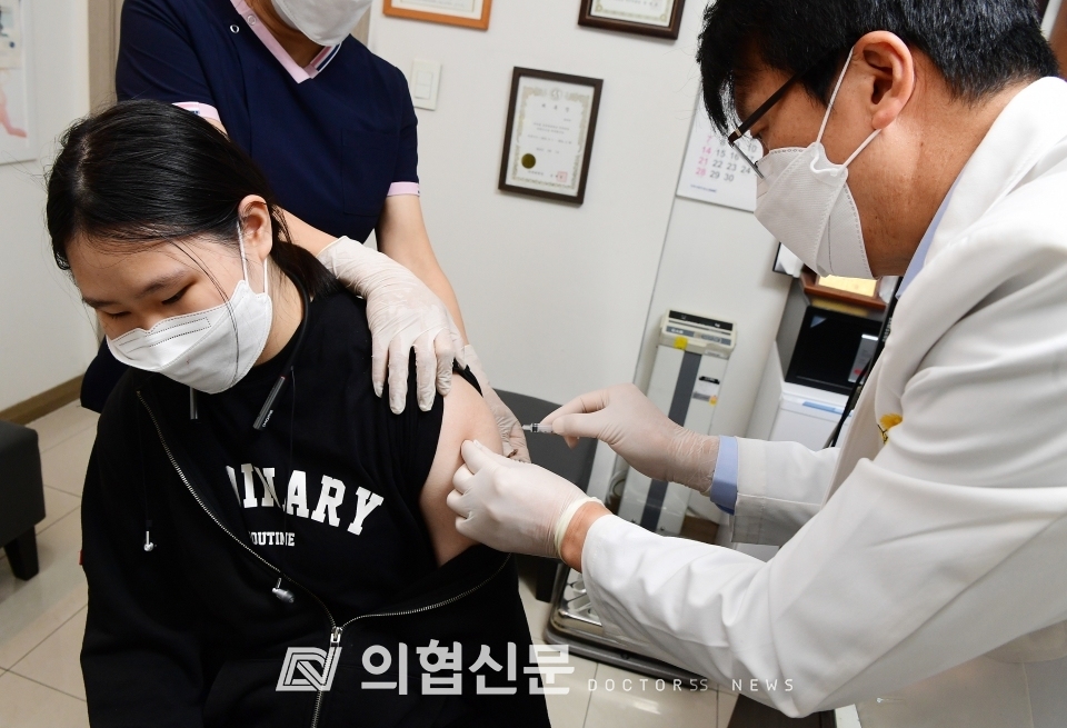 서울 마포구 양대원내과에서 한 17세 청소년이 화이자 백신을 맞고 있다. ⓒ의협신문 김선경