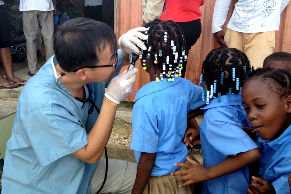 김성은 글로벌케어 아이티지부장이 이동진료를 통해 현지 청소년들의 건강을 보살피고 있다. 라 고나브섬은 전기는 물론 상하수도 시설이 전무, 비위생적인 물과 화장실로 인한 콜레라·이질 등 수인성 전염병으로 고통을 받고 있다.