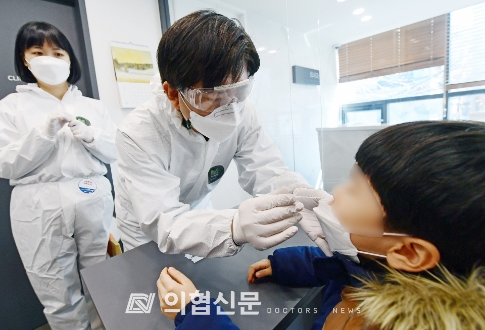 서울 소재 A의료기관에서 한 개원의가 소아환자에게 코로나19 검사를 하고 있다. [사진=김선경기자] ⓒ의협신문