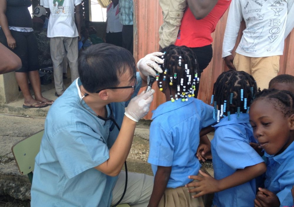 제11회 이태석봉사상 수상자인 김성은 글로벌케어 아이티 지부장이 아이티 어린이들을 진료하고 있다.