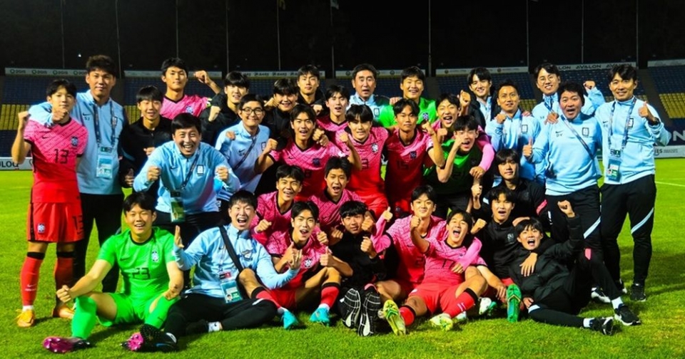 이병훈 가천대 길병원 정형외과 교수(두 번째 줄 제일 왼쪽)가 아시아축구연맹 AFC U-17(17세 이하) 국가대표팀 팀닥터로 활동하고 있다.