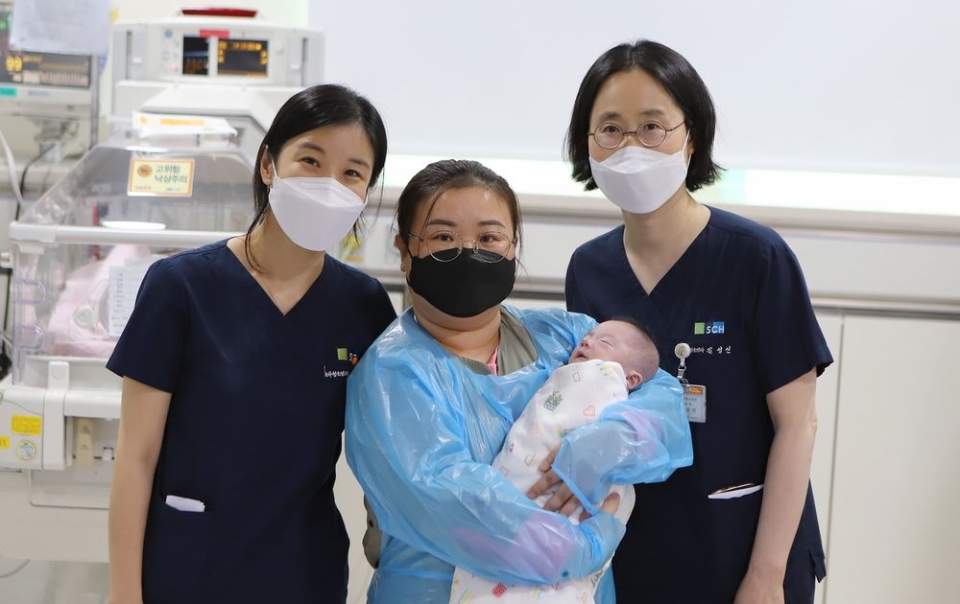 왼쪽부터 박가영 순천향대부천병원 소아청소년과 교수, '초극소 미숙아'와 어머니, 김성신 신생아 집중치료 지역센터장.
