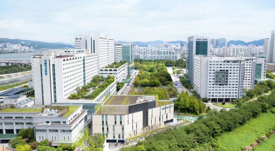 서울아산병원이 미국 시사주간지 뉴스위크가 실시한 병원 평가에서 국내 병원 중 가장 높은 세계 29위에 올랐다. 국내에서는 5년째 1위를 지켰다.