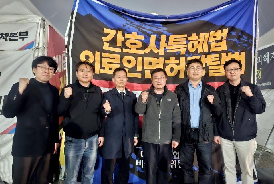 오동호 서울시 중랑구의사회장과 임원진들이 국회 앞에서 철야 농성과 단식 투쟁을 벌이고 있는 박명하 의협 비대위원장을 찾아 투쟁 성금을 전달했다. ⓒ의협신문