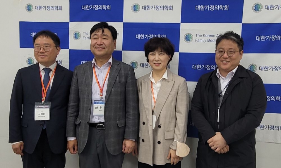 왼쪽부터 김정환 총무이사, 선우성 이사장, 이근미 학술이사, 이재우 홍보간사.