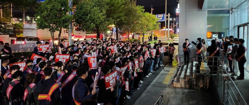 경남지역 13개 보건의료연대가 4월 25일 저녁 7시 30분 더불어민주당 경남도당(창원시 의창구 팔용동) 앞에서 '대한민국 의료 바로 세우기' 제4차 공동 궐기대회를 열었다.