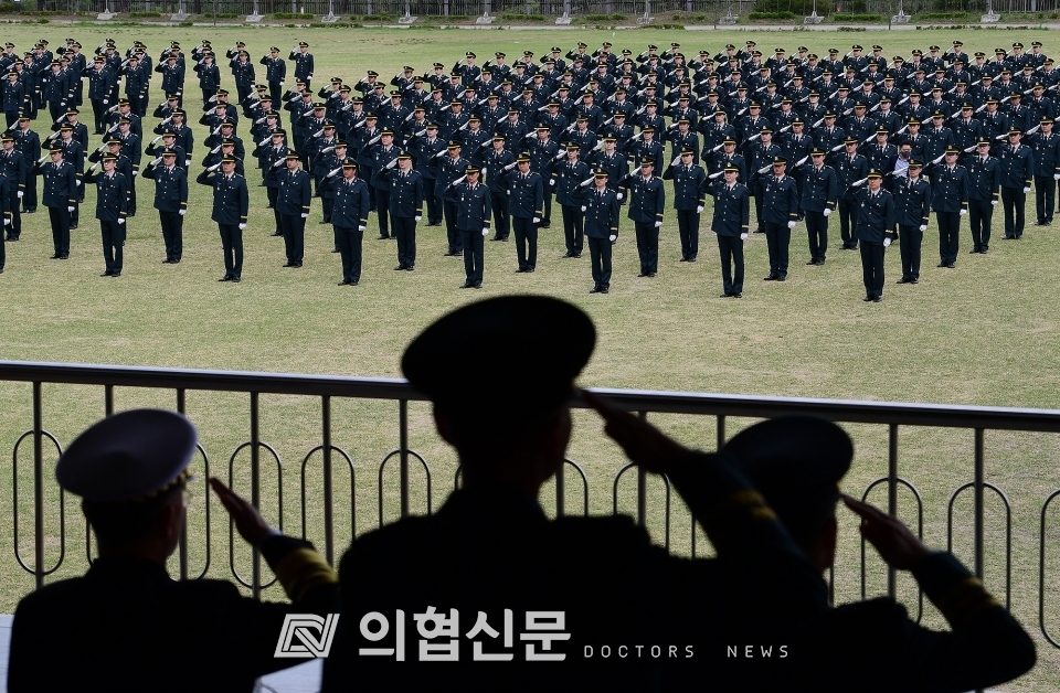 2023년 4월 21일 충북 괴산 육군학생군사학교에서 열린 2023년 의무·수의사관 임관식. [사진=김선경기자] ⓒ의협신문