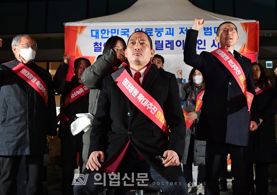 삭발하는 최대집 범대위 투쟁위원장. [사진=김선경 기자]ⓒ의협신문