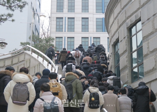 4일 오전 8시, 학생들이 시험장을 향해 계단을 오르고 있다. [사진=김미경 기자] ⓒ의협신문