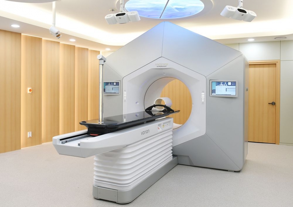 아주대병원이 방사선 치료장비 '헬시온(Halcyon 4.0) 하이퍼사이트'를 8일 도입했다.