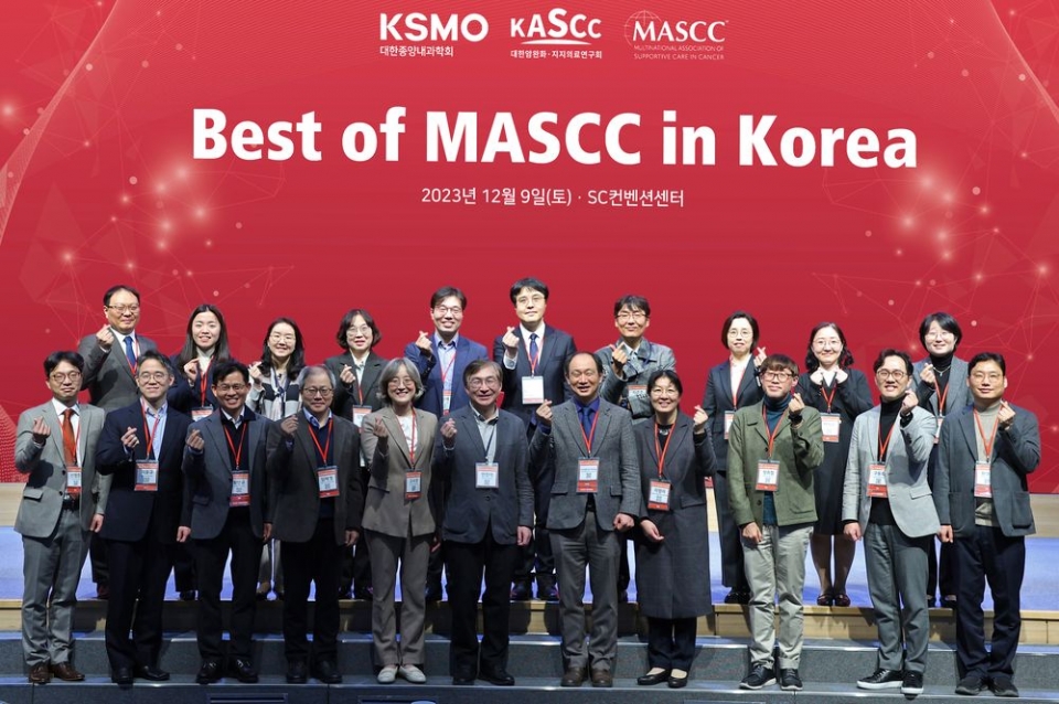 대한암완화·지지의료연구회(KASCC)는 최근 'Best of <span class='searchWord'>MASCC</span> in Korea'를 열고 세계암완화·지지의료학회(<span class='searchWord'>MASCC</span>)에서 발표된 최신 연구결과 중 핵심 내용을 정리해 소개하는 시간을 가졌다.