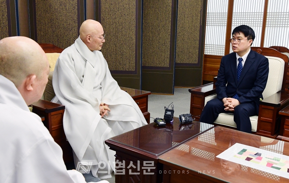 임현택 대한의사협회 회장 당선인이 8일 서울 종로구 대한불교 조계종 총무원을 방문해 총무원장 진우 스님과 면담을 하고 있다. [사진=김선경 기자]ⓒ의협신문