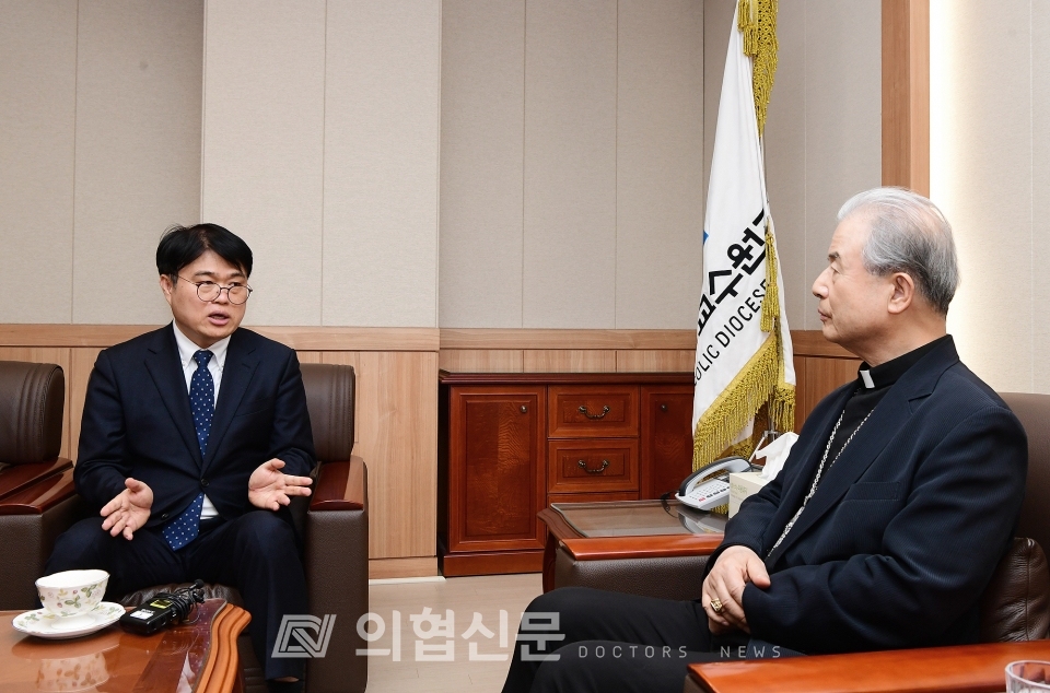 (사진 왼쪽부터)임현택 대한의사협회장 당선인, 이용훈 마티아 주교(한국천주교주교회의 의장) [사진=김선경 기자] ⓒ의협신문