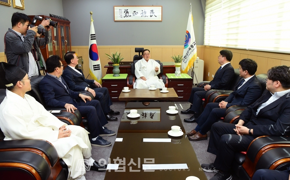 <span class='label radius small' style='background-color:#5487ab'>포토뉴스</span> 임현택 당선인, 한국민족종교협의회 예방