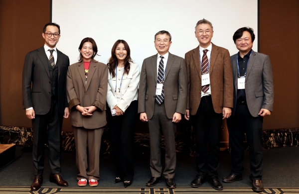 대한신경정신의학회 춘계학술대회 기간 중 열린 '문화예술인과 정신건강' 심포지엄. 사진 왼쪽부터 정찬승 사회공헌특임위원회 사회공헌특임이사, 조윤지 공연제작소 작작 연출가, 신애라 배우, 안용민 대한신경정신의학회 이사장, 채정호 가톨릭의대 교수, 백종우 신경정신의학회 정책연구소장. [사진=대한신경정신의학회] ⓒ의협신문