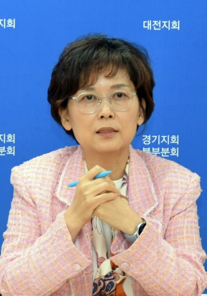 홍순원 제32대 <span class='searchWord'>한국여자의사회</span>장은 