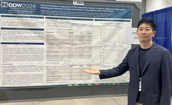 이진 해운대백병원 소화기내과 교수가 미국 소화기질환주간에서 케이캡 관련 포스터발표를 하고 있다.