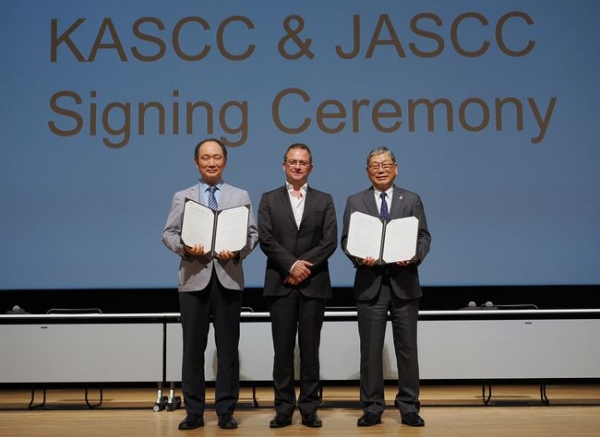 대한암완화·지지의료연구회(KASCC)는 최근 일본 사이타마에서 일본암완화·지지의료학회(JASCC)와 암완화지지의료 네트워크 구축 강화를 위해 MOU를 체결했다. 왼쪽부터 강정훈 KASCC 회장, Florian Scotte MASCC 차기 회장 , Toshiaki Saeki JASCC 회장. 