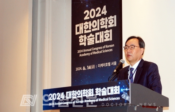 이진우 대한의학회장이 14일 더케이호텔서울에서 열린 2024 의학회 학술대회에서 개회사를 하고 있다. [사진=송성철기자] ⓒ의협신문