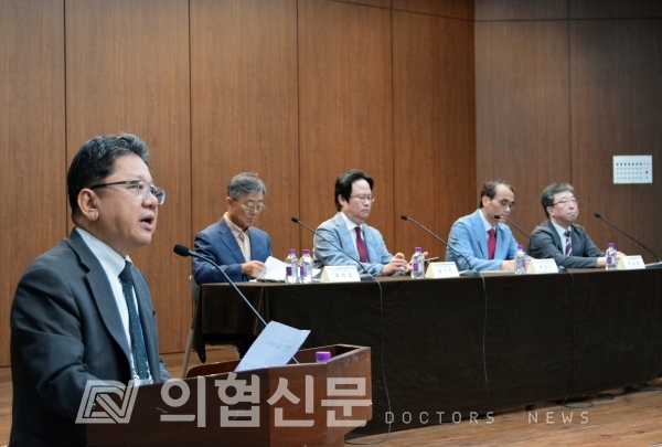 의평원 주요변화평가 설명회에는 양은배 수석부원장(연세의대 의학교육학)·윤태영 의학교육인증단장(경희의대 예방의학)·황지영 인증제도위원장(동국의대 의학교육학)·허정식 인증기준위원장(제주의대 비뇨의학)·박윤엽 인증관리위원장(대구가톨릭의대 생리학) 등 의평원 인증과 평가 업무를 분담하고 있는 주요 임원이 나서 주요변화평가 계획에 대한 전반적인 사항과 주요변화계획서 작성 가이드에 대해 설명하고, 참석자들과 질의응답에 응했다. ⓒ의협신문