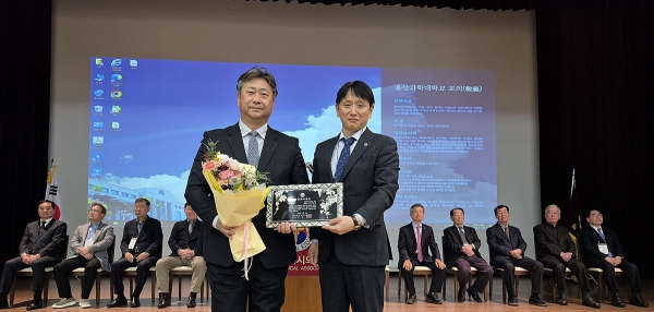 울산시의사회는 남창우 울산대병원 외과 교수(오른쪽)에게 울산의사대상을 수여했다. ⓒ의협신문