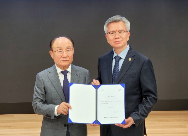 2일 오후 43대 의협회장 선거 후보 등록을 마친 김택우 후보(오른쪽)와 고광송 선거관리위원장 ⓒ의협신문