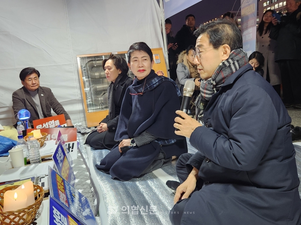 박형욱 의협 비대위원장을 비롯해 한미애 의협 대위원회 부의장(비대위원), 김현아 교수(전의교협 부회장, 비대의원)는 11일 '윤석열 탄핵' 농성 중인 더불어민주당 보건복지위원들을 찾았다. ⓒ의협신문