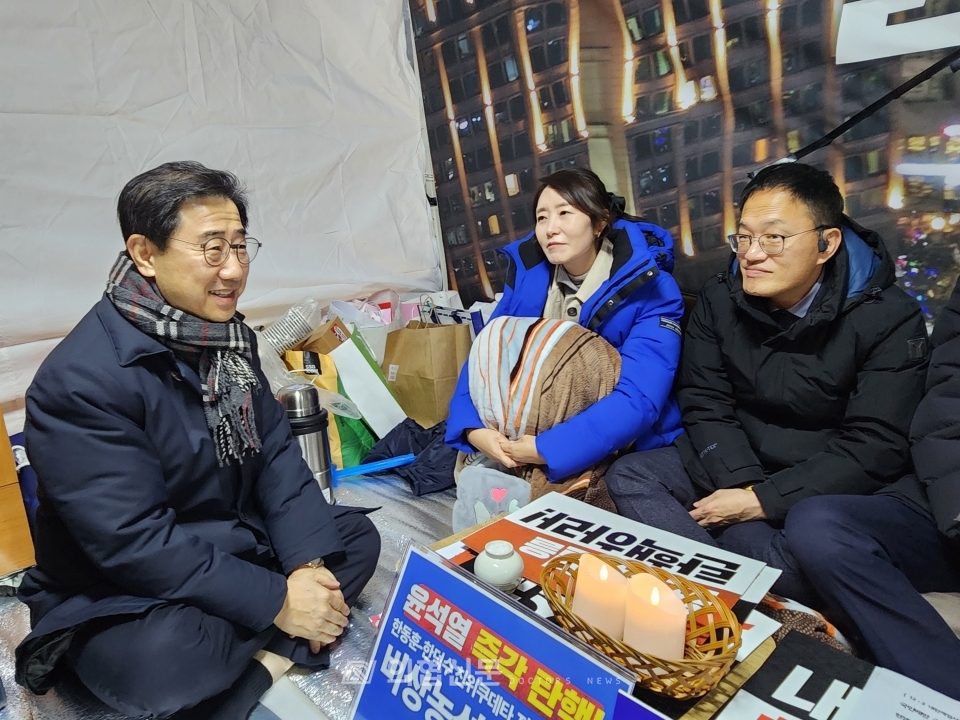 박형욱 의협 비대위원장을 비롯해 한미애 의협 대위원회 부의장(비대위원), 김현아 교수(전의교협 부회장, 비대의원)는 11일 '윤석열 탄핵' 농성 중인 더불어민주당 보건복지위원들을 찾았다. ⓒ의협신문