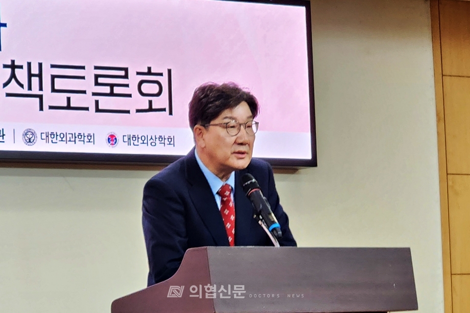 권성동 원내대표는 4일 국민의힘 서명옥 의원이 주최한 전공의 수련환경 개선과 의료사고 안전망 확충을 위한 정책토론회에 참석해 전공의, 나아가 의료인들이 겪고 있는 의료사고 공포에 공감했다. ⓒ의협신문