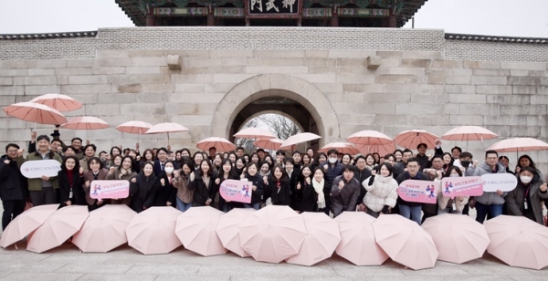 한국오가논 임직원은 세계 여성의 날을 기념해 광화문 주변을 걸으며 여성건강의 의미를 되새겼다.